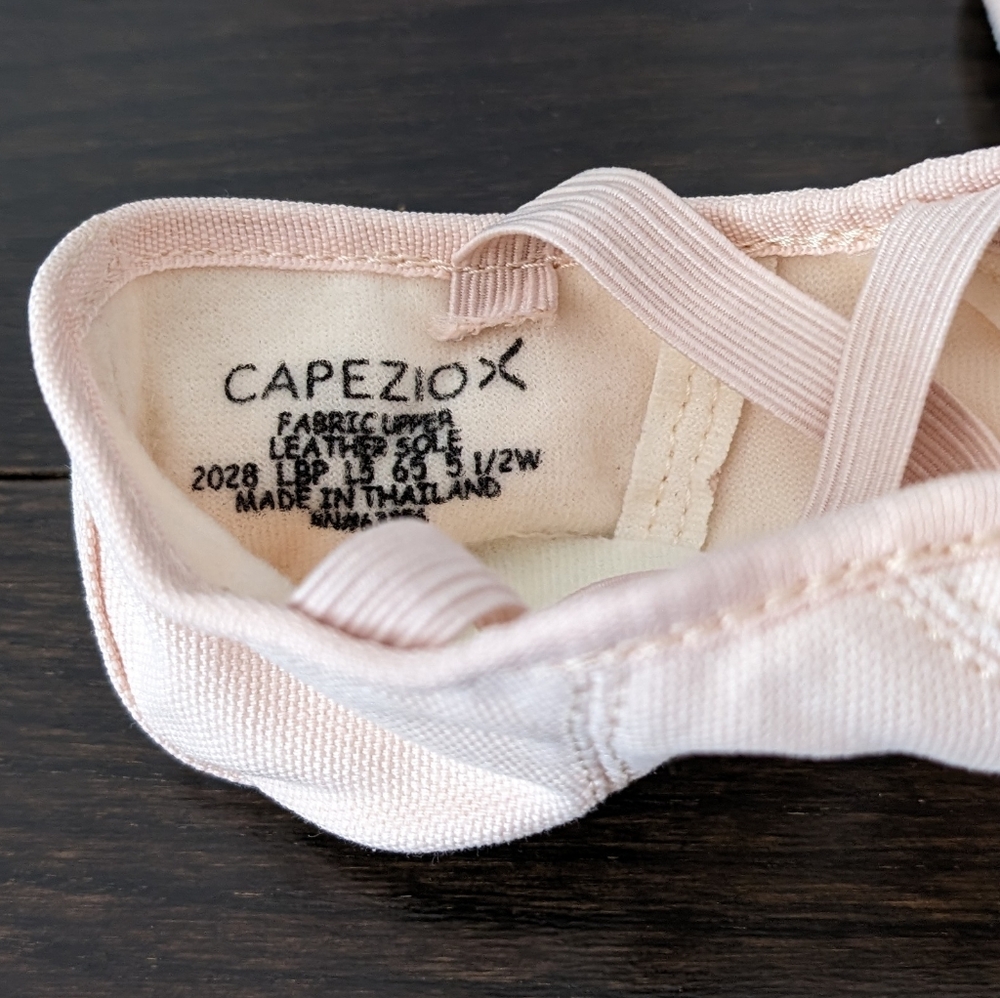 Capezio Womens 2028 Canvas Juliet Ballet Shoes/Slippers, 5.5 Wide (5 1/2 W) - Picture 4 of 5